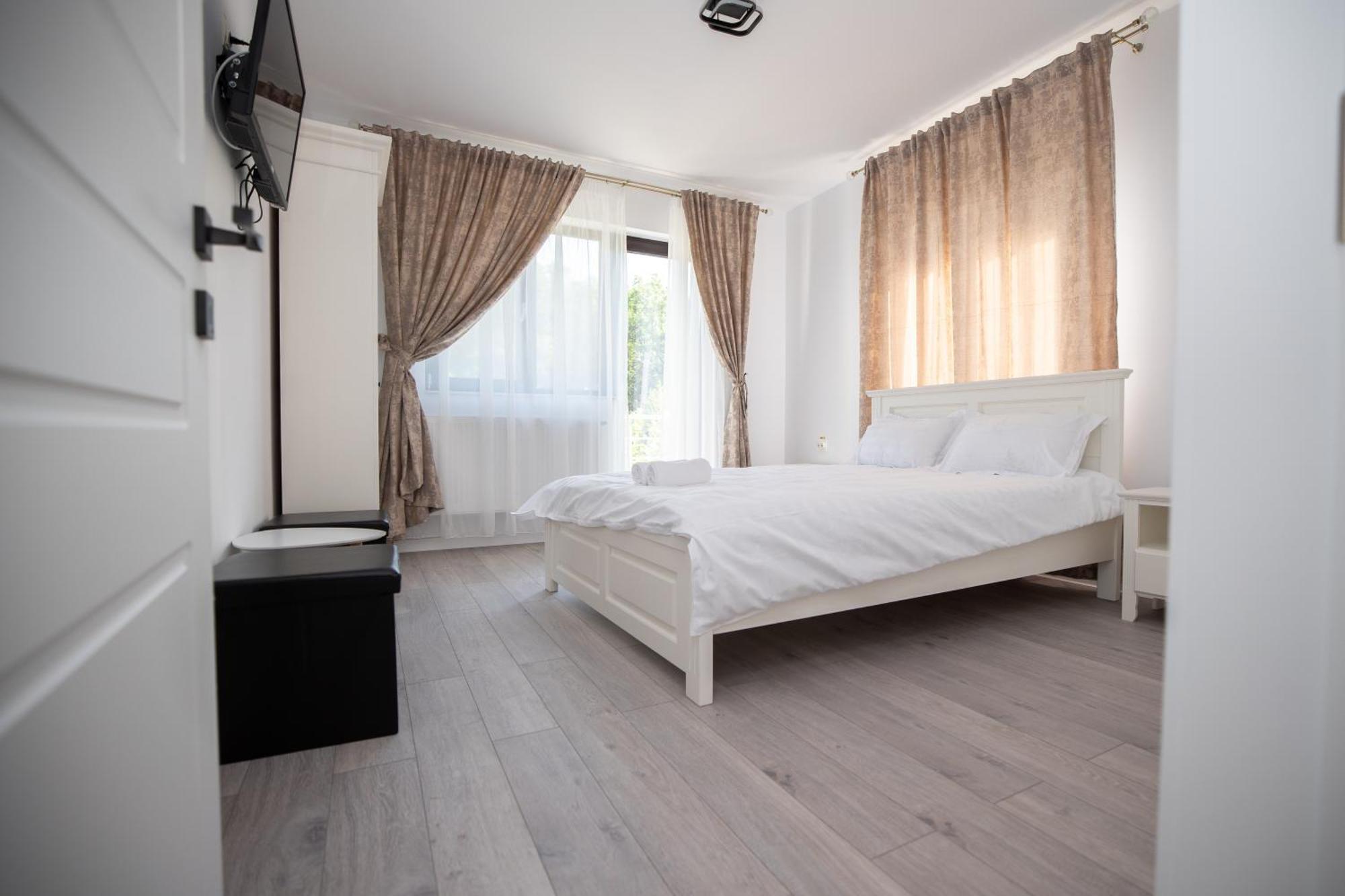 Rem Garden Hotel Novaci-Straini Exterior photo