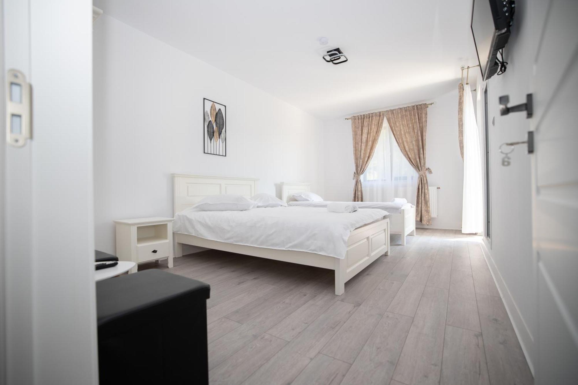 Rem Garden Hotel Novaci-Straini Exterior photo