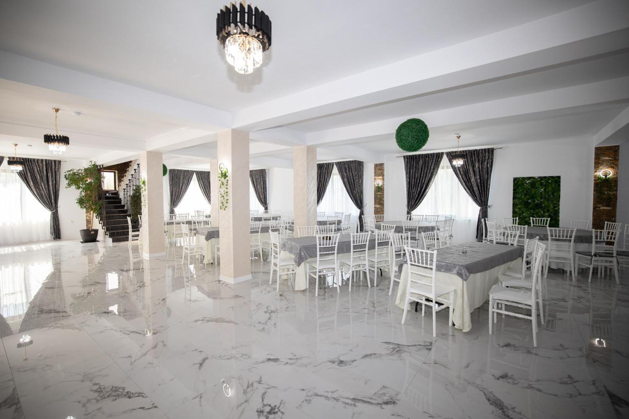 Rem Garden Hotel Novaci-Straini Exterior photo