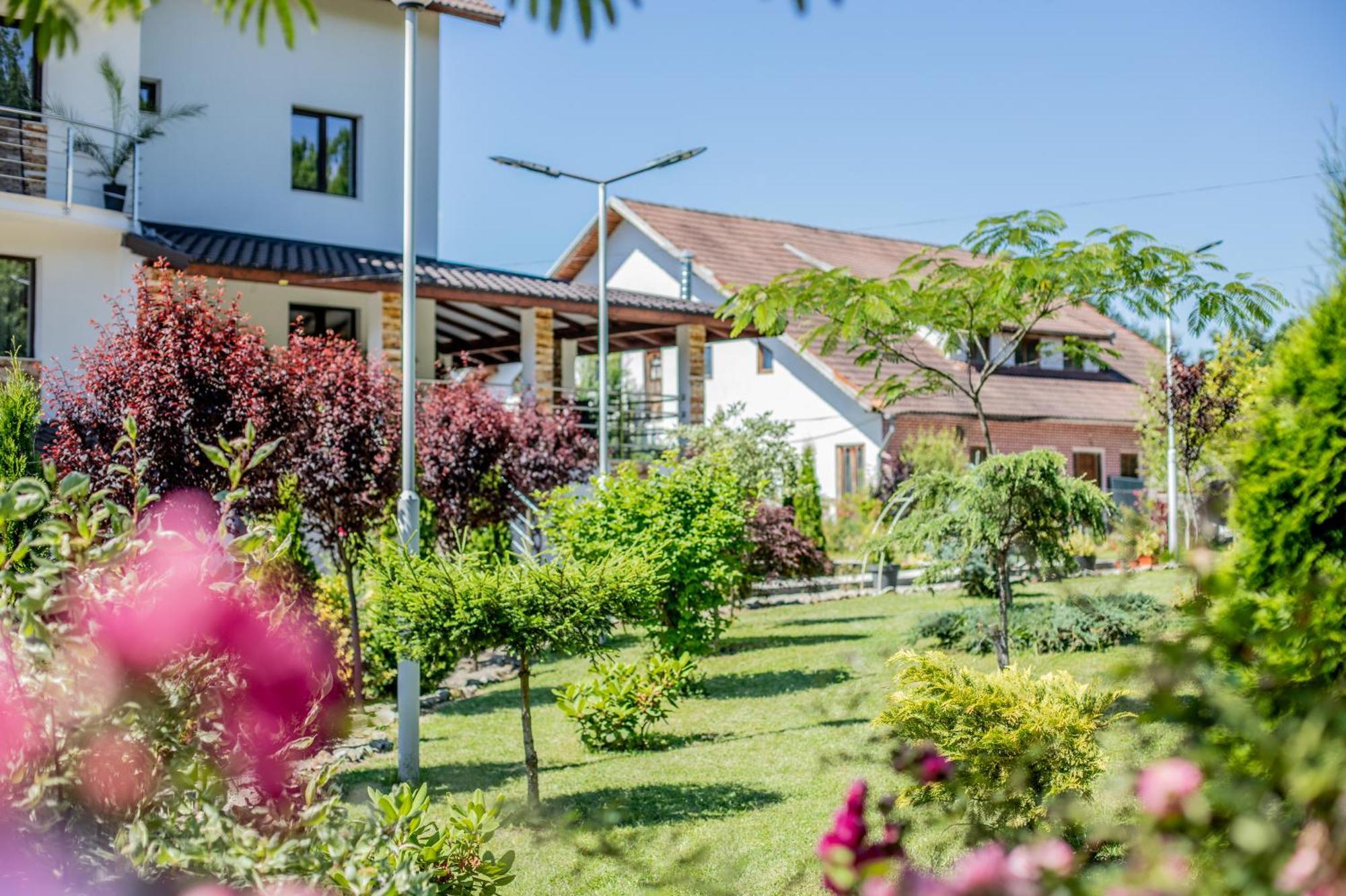 Rem Garden Hotel Novaci-Straini Exterior photo