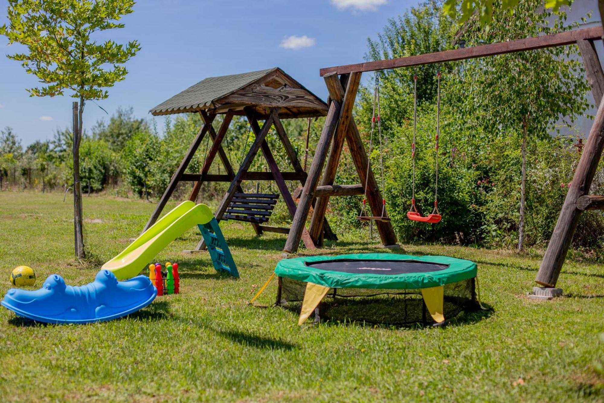 Rem Garden Hotel Novaci-Straini Exterior photo
