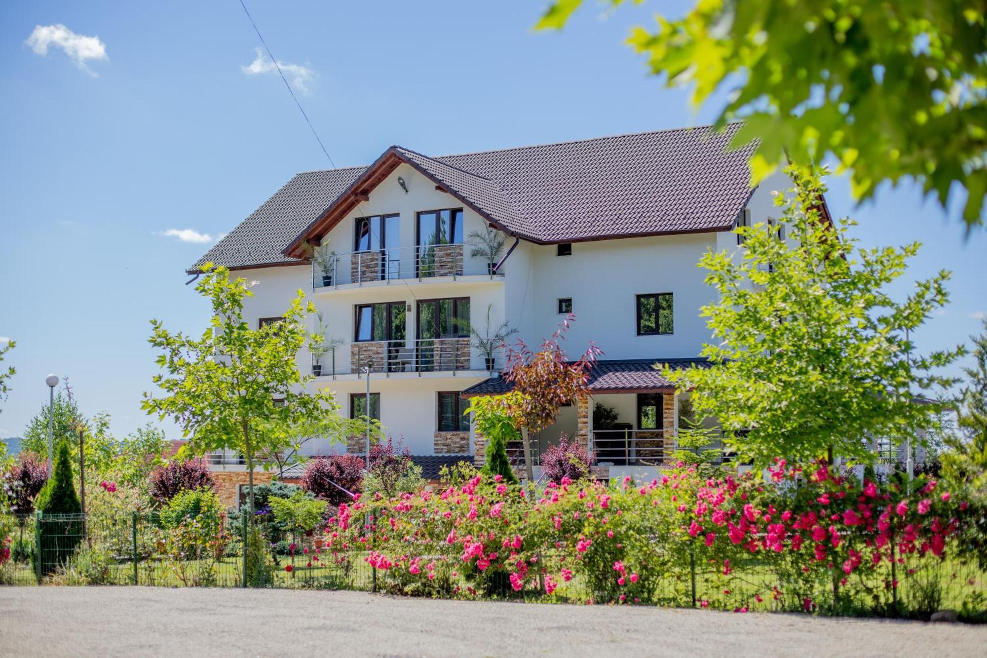 Rem Garden Hotel Novaci-Straini Exterior photo